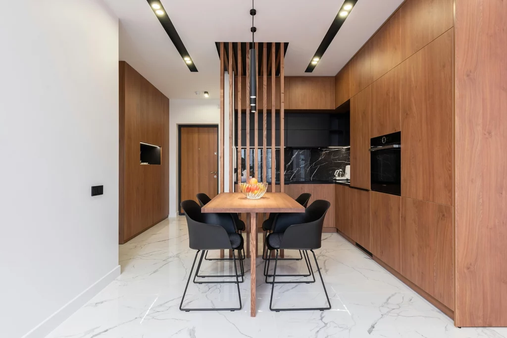 Cuisine design en bois avec sol en marbre blanc