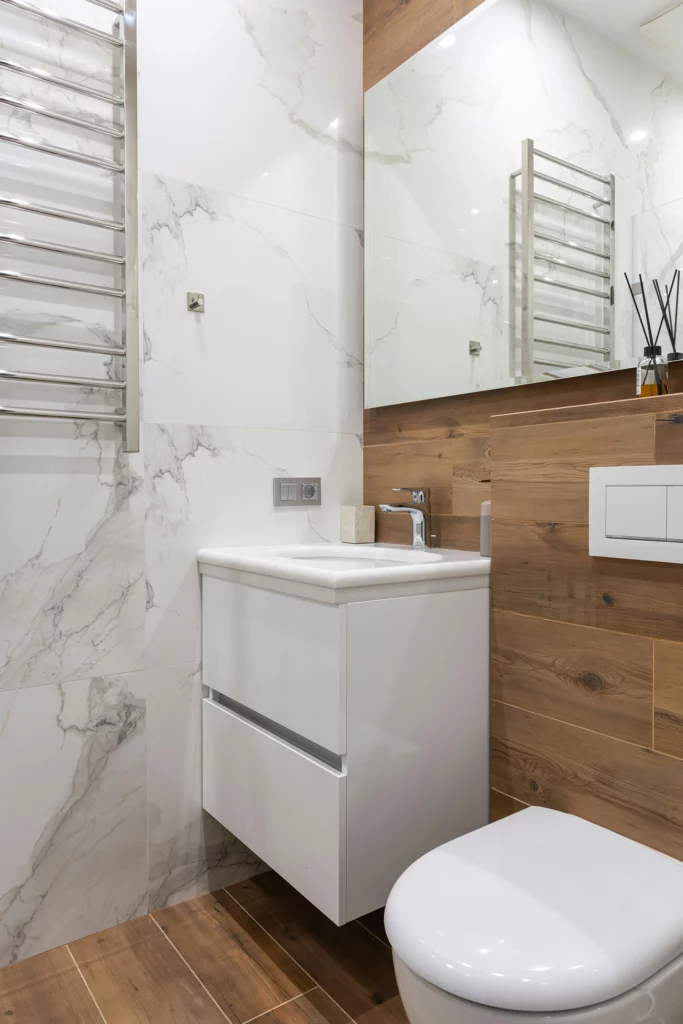 salle de bains avec bois et mur en marbre blanc